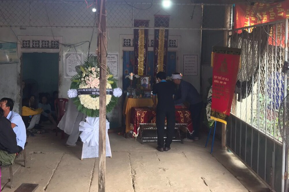 Rủ nhau ra trước nhà chơi, chị em sinh đôi bất cẩn rơi xuống ao nước tử vong thương tâm Ảnh 1