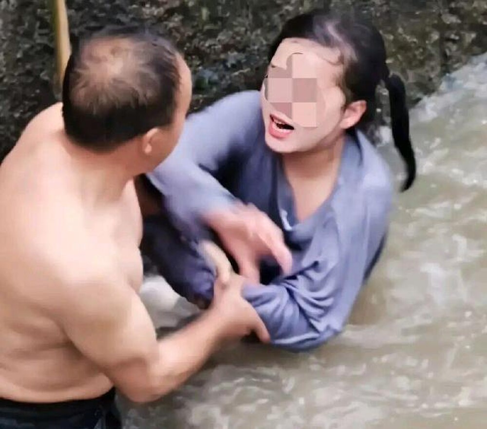 Cô gái nhảy sông tự tử bị ông chú tát 'nổ đom đóm mắt', dân mạng phản ứng trái chiều