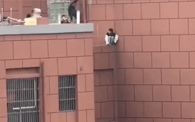 Clip: Thót tim khoảnh khắc người đàn ông giải cứu cô gái đang nhảy lầu tự tử
