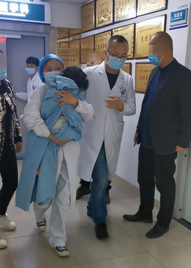 Bé gái 3 tuổi bị ném xuống đất 3 lần tới vỡ hộp sọ, nghe lời khai của tên ác nhân càng điên tiết hơn