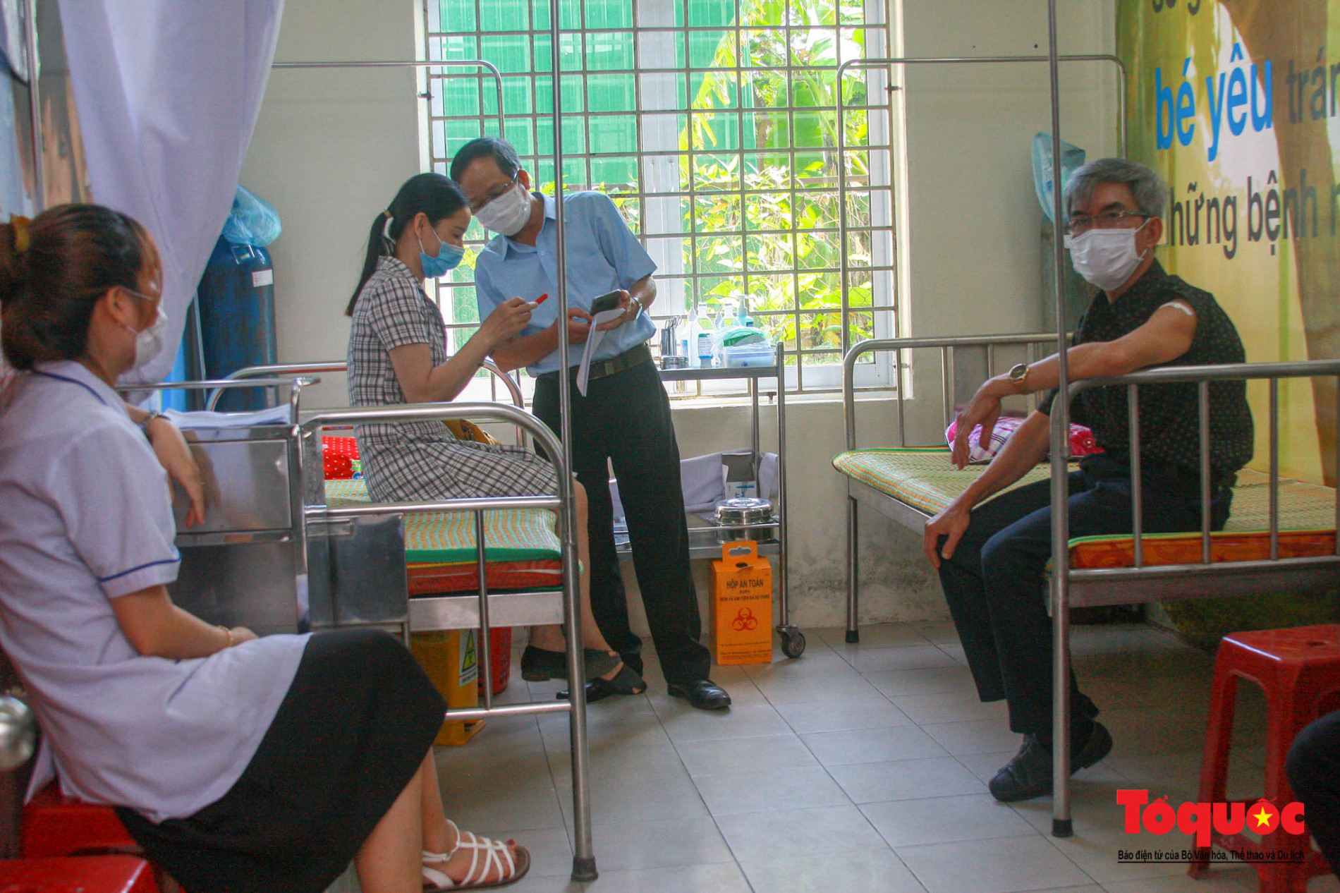 Thừa Thiên Huế bắt đầu tiêm chủng vaccine phòng Covid-19 - Ảnh 12.