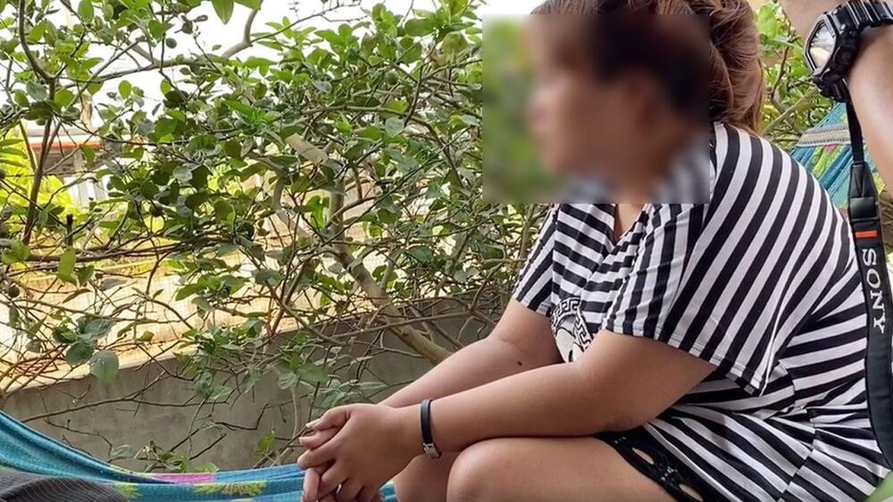 Gọi điện cho chồng không được, người phụ nữ bạo hành con gái để trút giận
