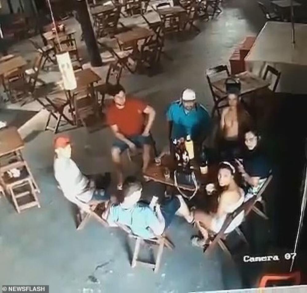 Chồng tụ tập chè chén, vợ ghen tuông tìm đến tận quán bar bắn chết cô gái ngồi cạnh anh này