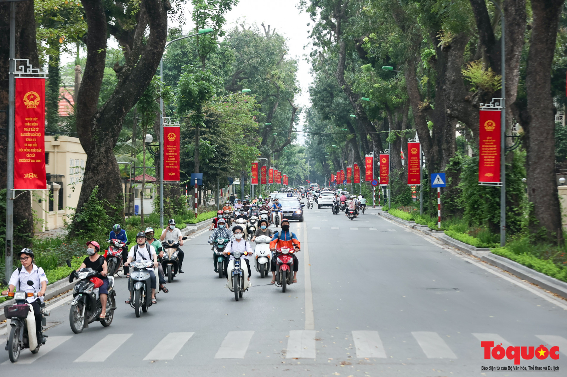Đường phố Hà Nội trang hoàng chào mừng ngày bầu cử Quốc hội, HĐND và Ngày lễ 30/4,1/5 - Ảnh 1.