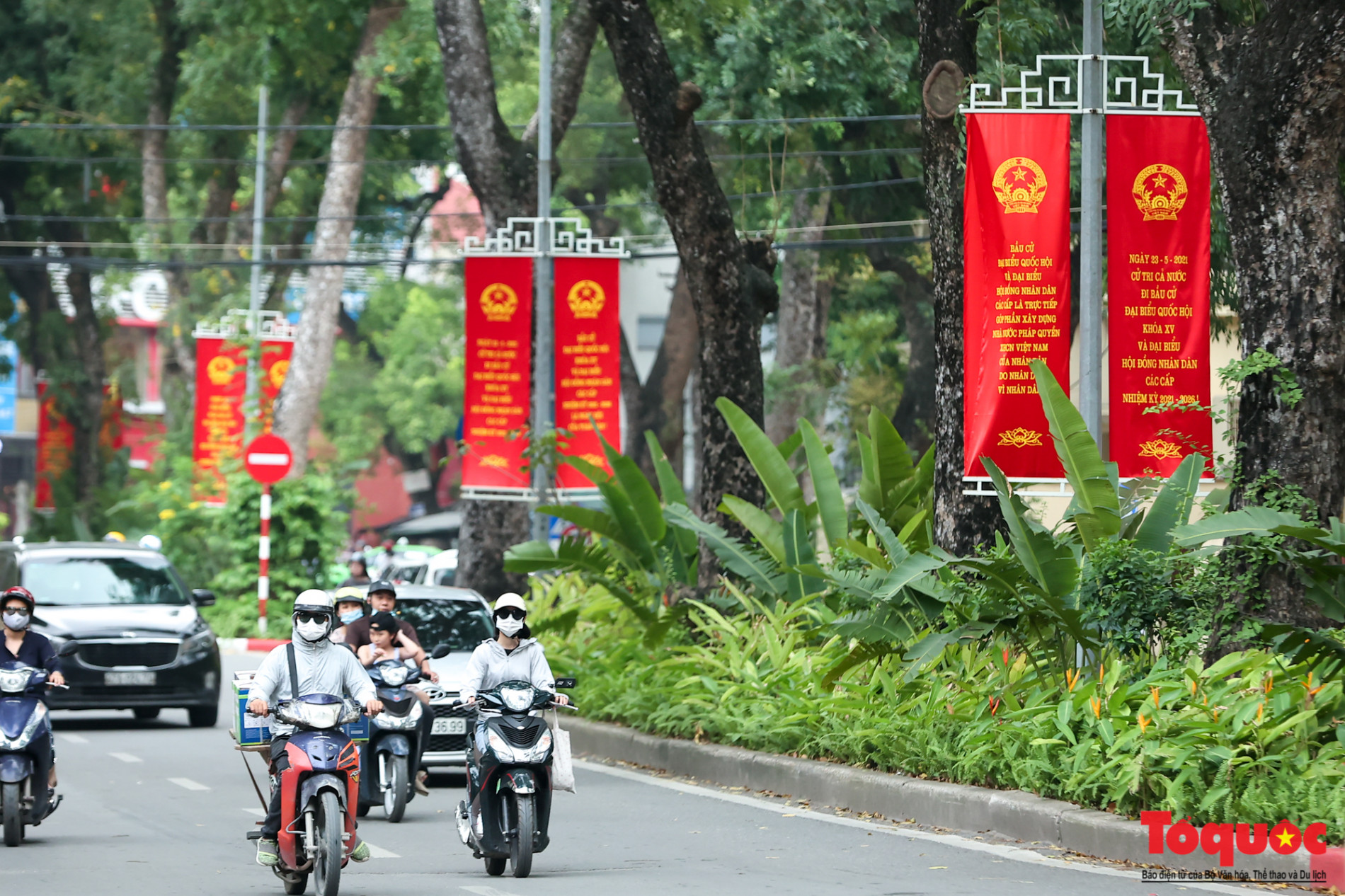 Đường phố Hà Nội trang hoàng chào mừng ngày bầu cử Quốc hội, HĐND và Ngày lễ 30/4,1/5 - Ảnh 2.