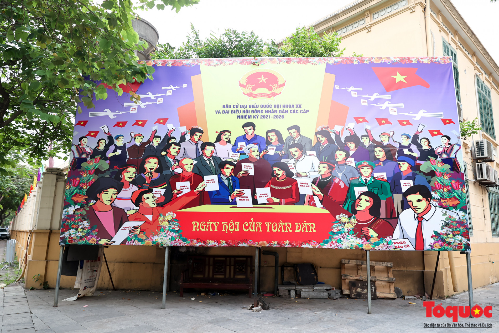 Đường phố Hà Nội trang hoàng chào mừng ngày bầu cử Quốc hội, HĐND và Ngày lễ 30/4,1/5 - Ảnh 3.