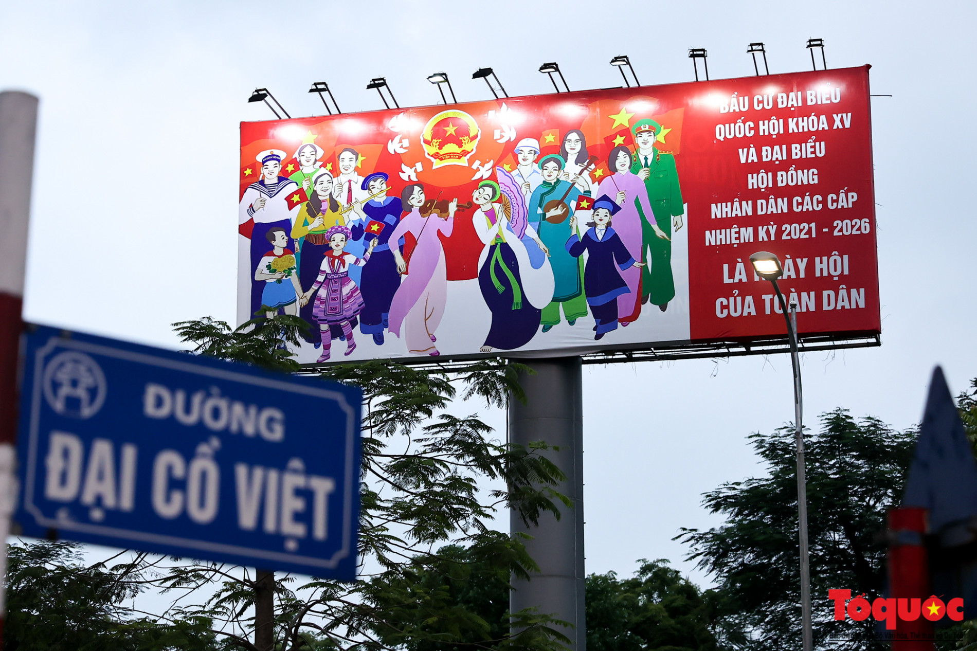 Đường phố Hà Nội trang hoàng chào mừng ngày bầu cử Quốc hội, HĐND và Ngày lễ 30/4,1/5 - Ảnh 10.