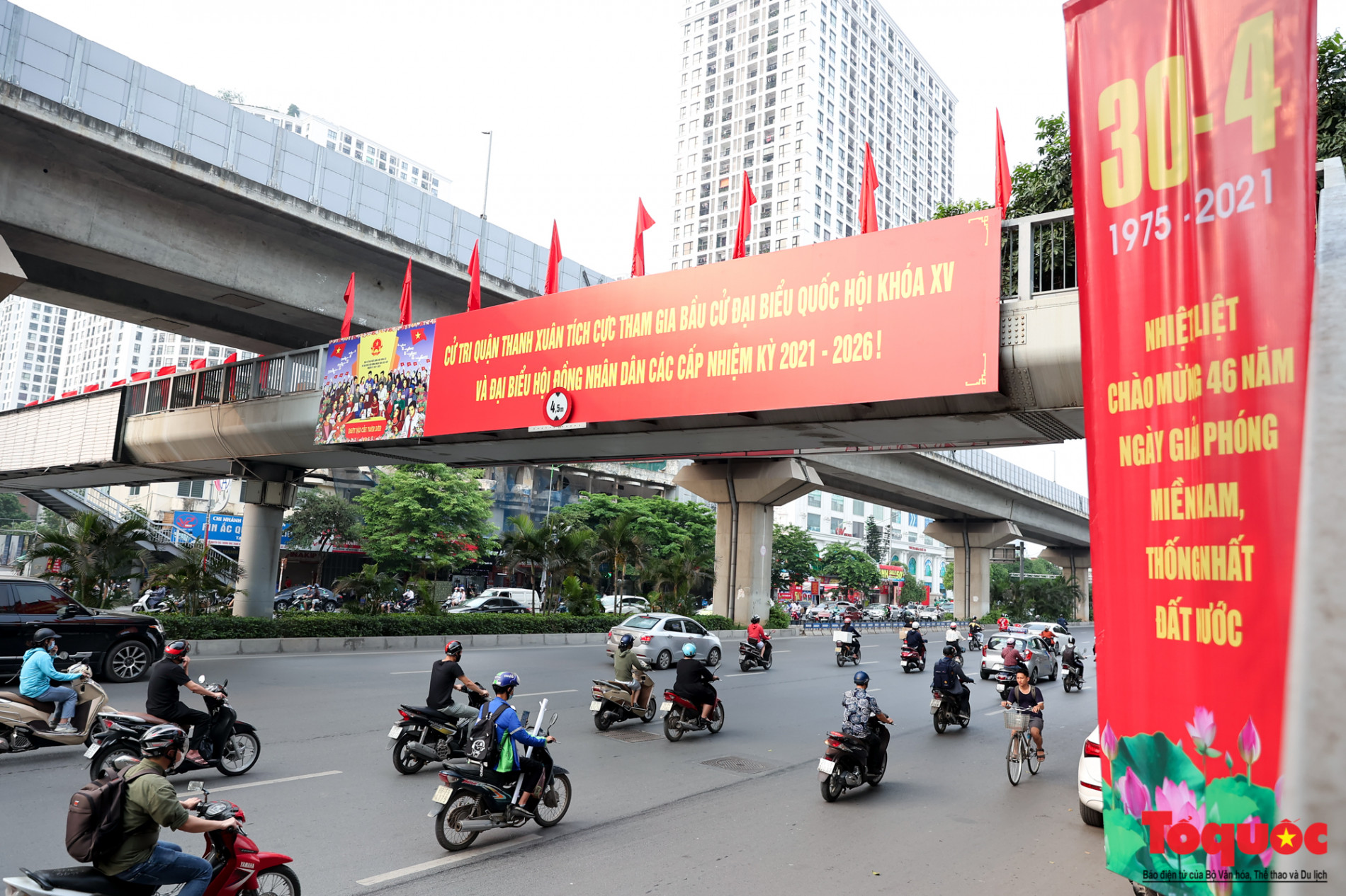 Đường phố Hà Nội trang hoàng chào mừng ngày bầu cử Quốc hội, HĐND và Ngày lễ 30/4,1/5 - Ảnh 11.
