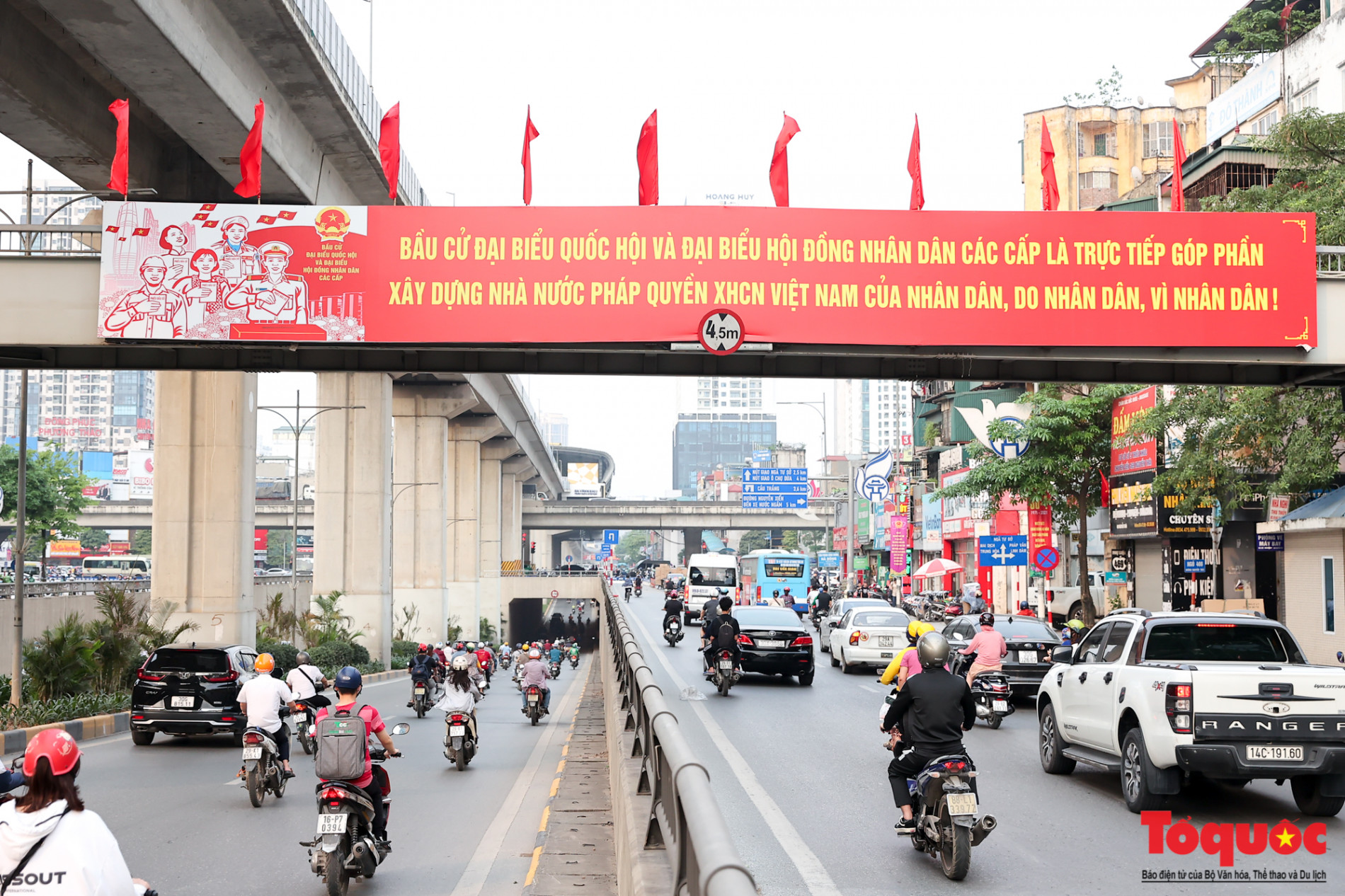 Đường phố Hà Nội trang hoàng chào mừng ngày bầu cử Quốc hội, HĐND và Ngày lễ 30/4,1/5 - Ảnh 12.