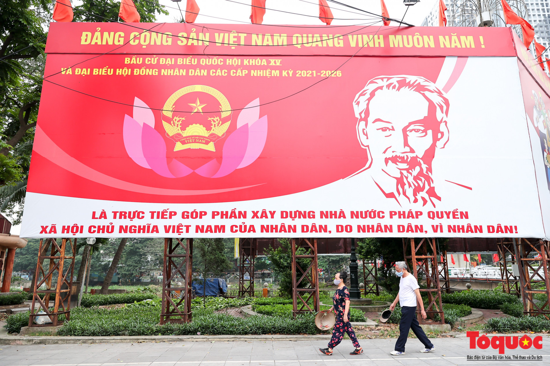 Đường phố Hà Nội trang hoàng chào mừng ngày bầu cử Quốc hội, HĐND và Ngày lễ 30/4,1/5 - Ảnh 14.
