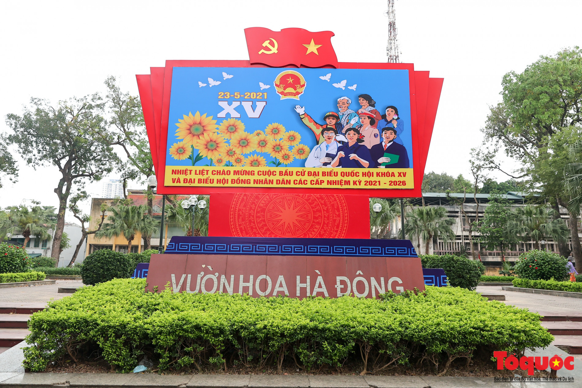 Đường phố Hà Nội trang hoàng chào mừng ngày bầu cử Quốc hội, HĐND và Ngày lễ 30/4,1/5 - Ảnh 16.