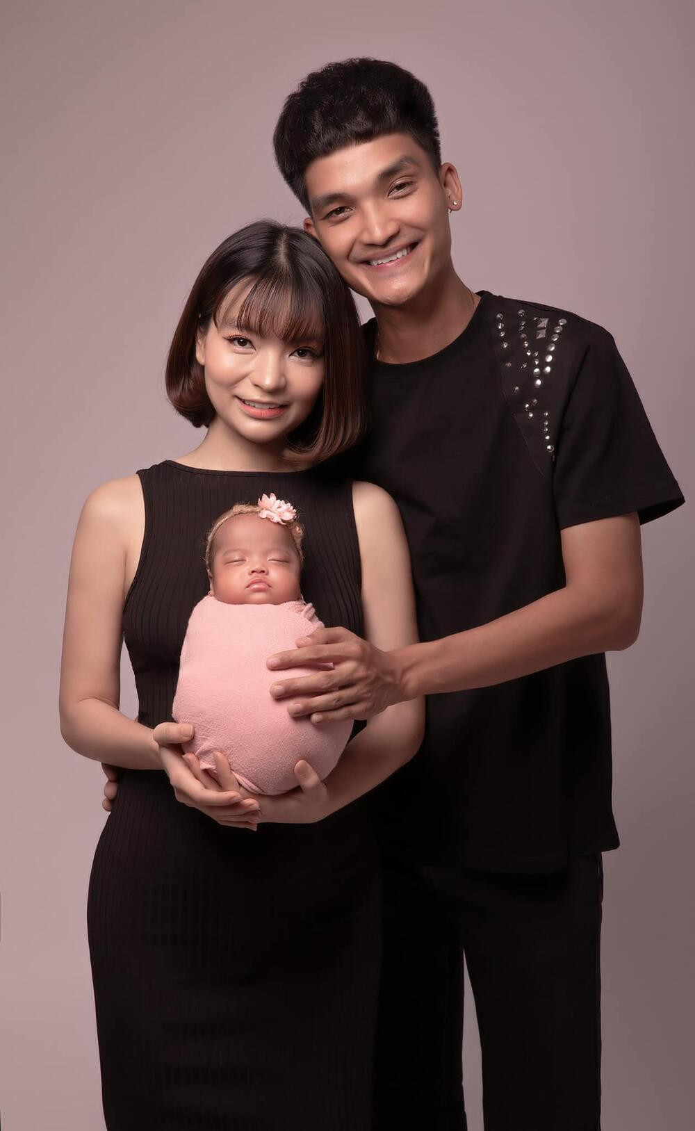 Vợ Mạc Văn Khoa đáp trả 'cực gắt' khi dân mạng bình luận nhắc đến ông Võ Hoàng Yên