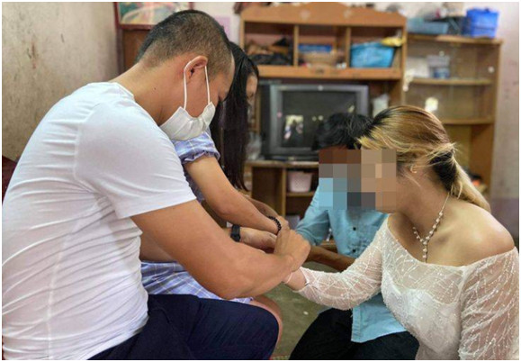 Vừa kết hôn buổi sáng, đến chiều chú rể đột nhiên rút súng tự sát, để lại mảnh giấy gây bàng hoàng