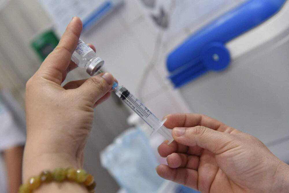 Nữ điều dưỡng ở Đà Nẵng sốc phản vệ, thở máy sau khi tiêm vaccine COVID-19 Ảnh 1