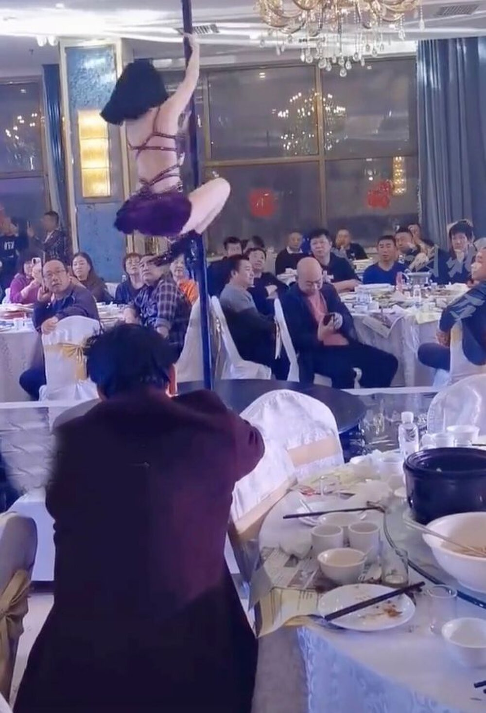 Màn múa cột trong đám cưới khiến quan khách 'đỏ mặt', dân mạng bức xúc 'ném đá' không thương tiếc