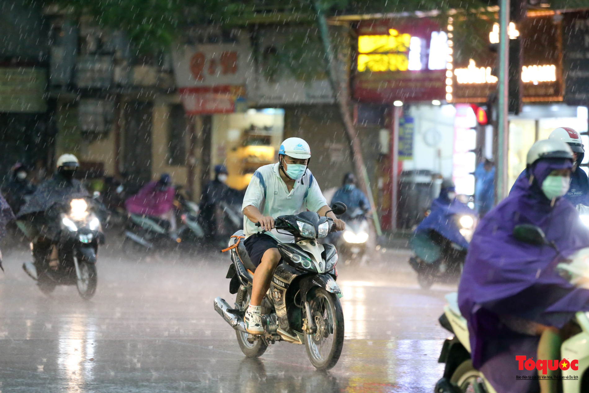 Người dân thủ đô vật vã về nhà trong cơn giông lớn - Ảnh 2.