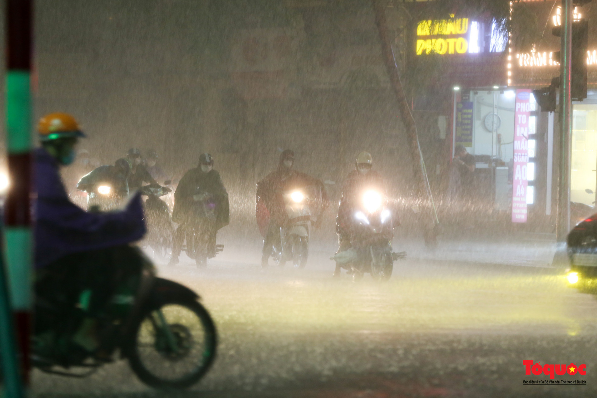 Người dân thủ đô vật vã về nhà trong cơn giông lớn - Ảnh 4.