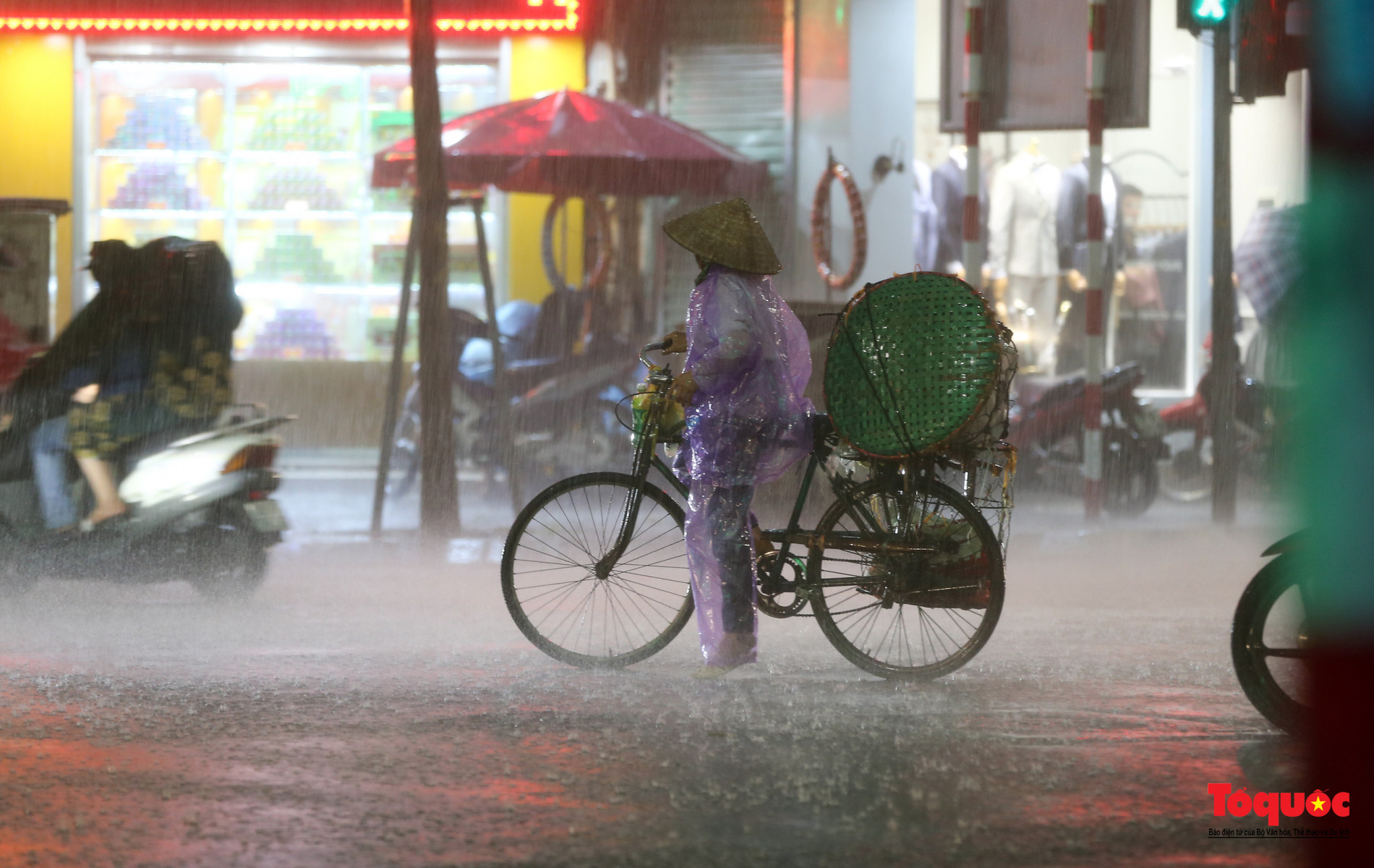 Người dân thủ đô vật vã về nhà trong cơn giông lớn - Ảnh 5.