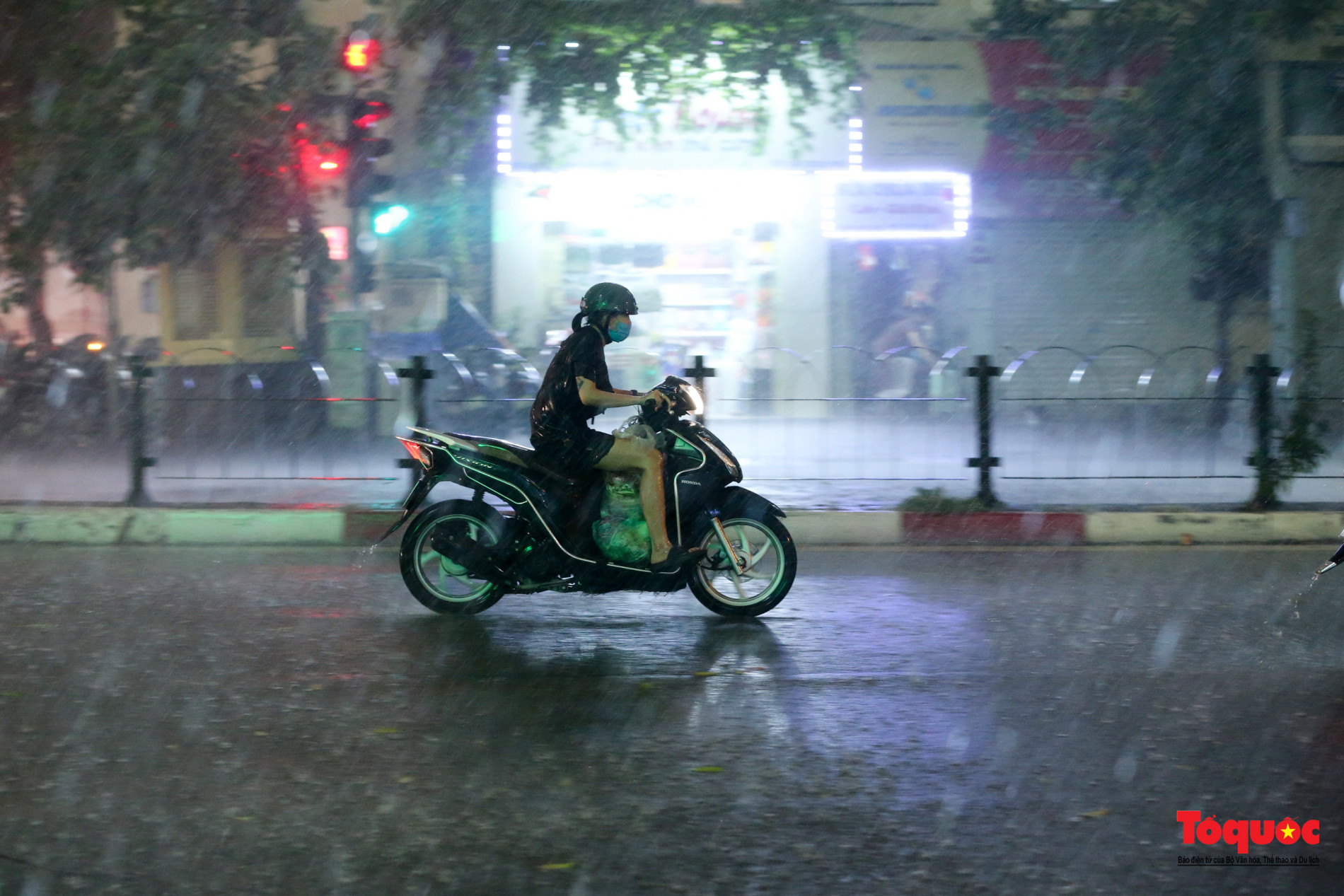 Người dân thủ đô vật vã về nhà trong cơn giông lớn - Ảnh 6.
