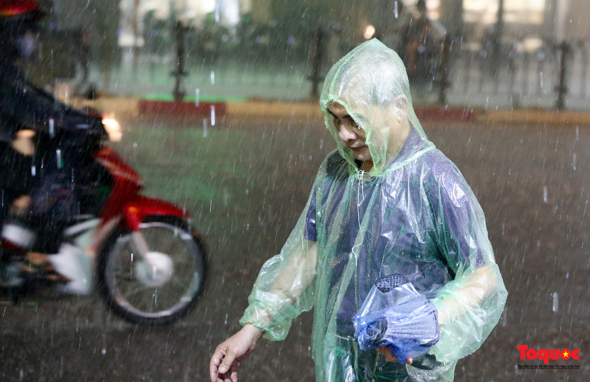 Người dân thủ đô vật vã về nhà trong cơn giông lớn - Ảnh 9.