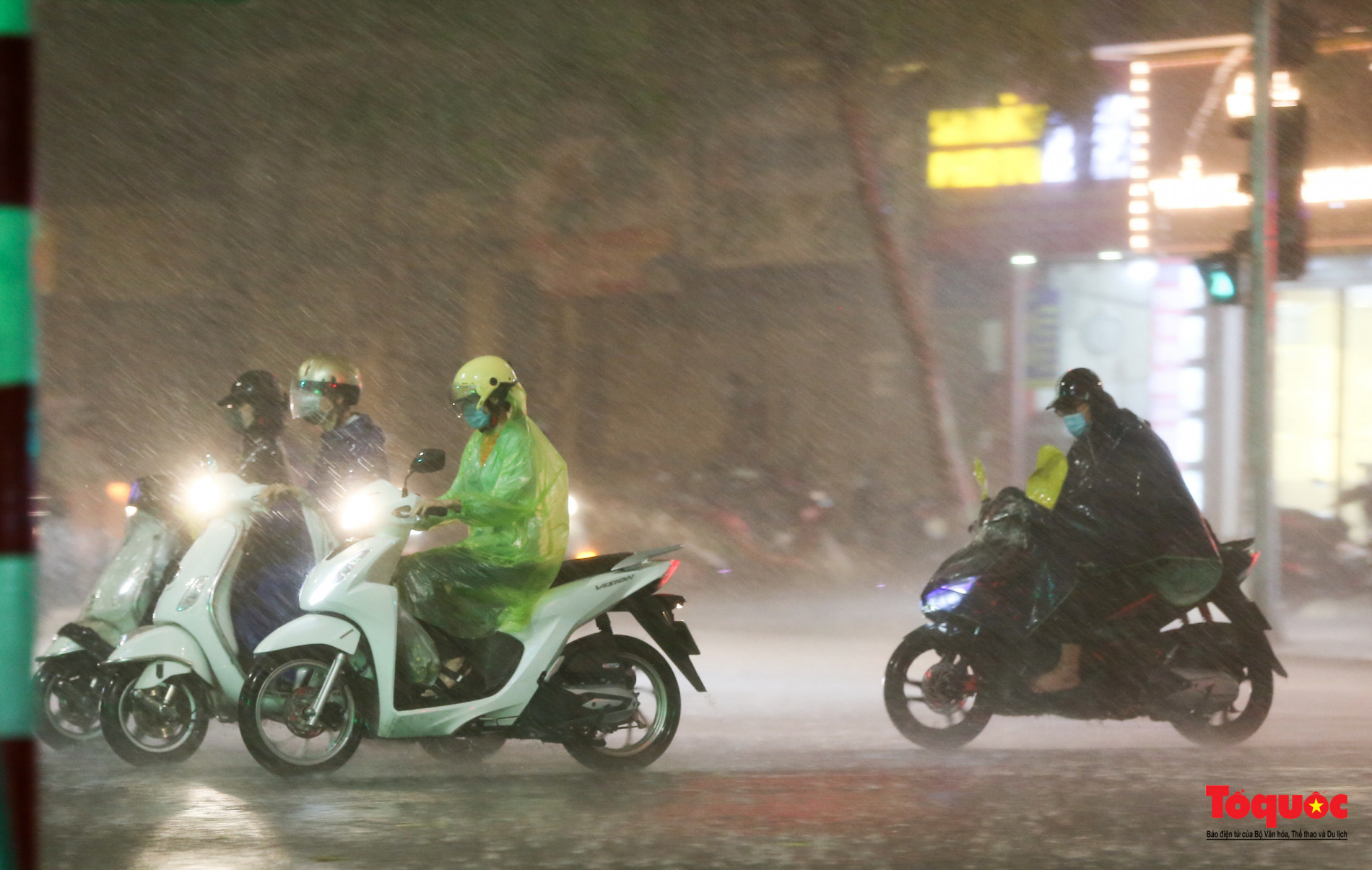 Người dân thủ đô vật vã về nhà trong cơn giông lớn - Ảnh 10.