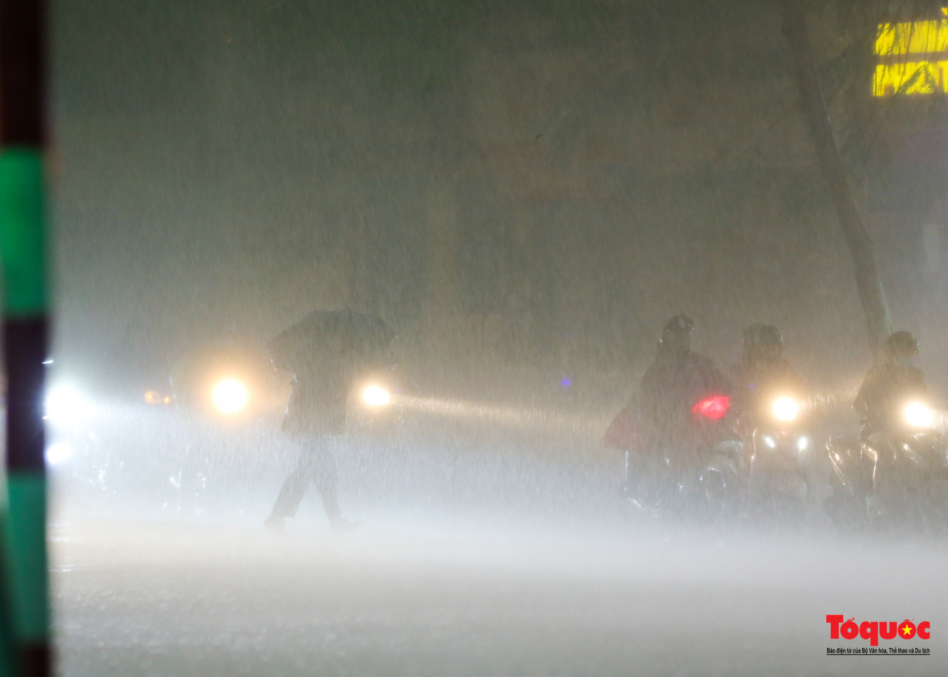 Người dân thủ đô vật vã về nhà trong cơn giông lớn - Ảnh 12.