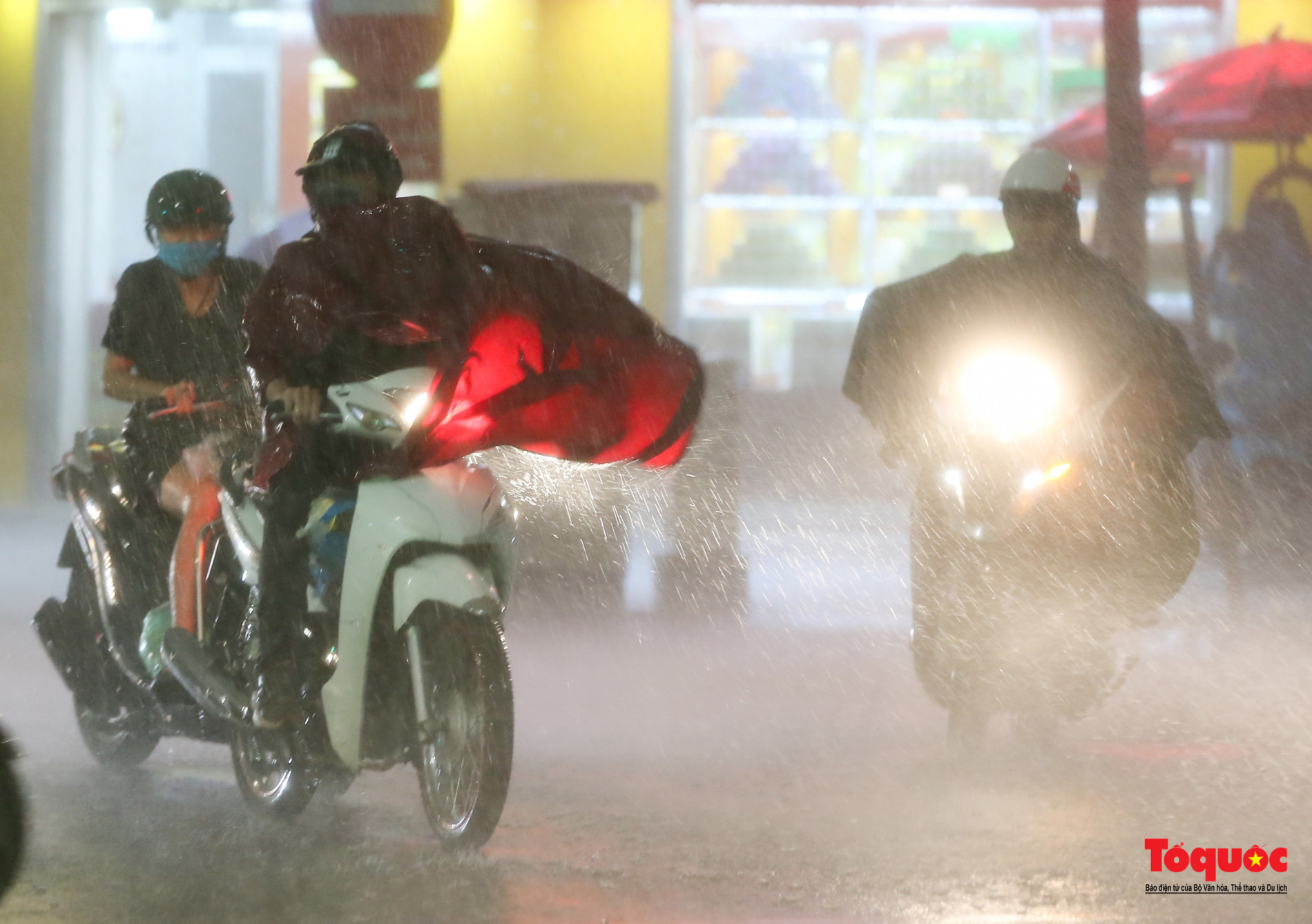 Người dân thủ đô vật vã về nhà trong cơn giông lớn - Ảnh 13.