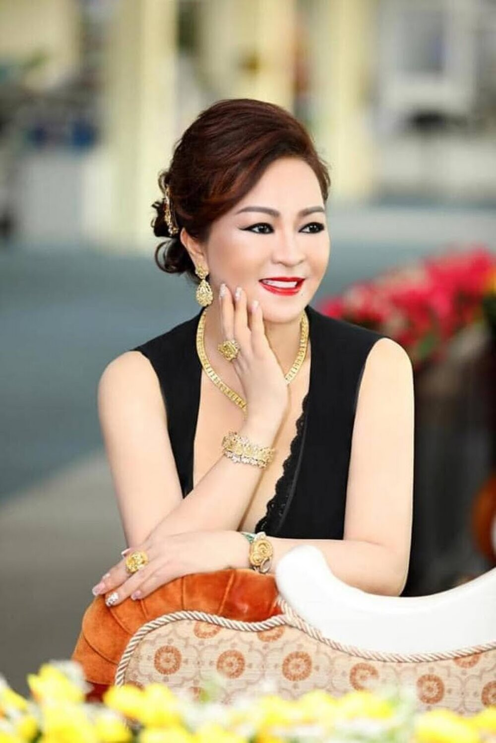 Bà Phương Hằng tuyên bố cắt đứt toàn bộ quan hệ với giới nghệ sĩ trong nước: Drama đã hến hồi kết?