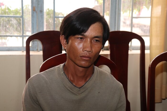 Khởi tố cha dượng bạo hành dã man, nhiều lần châm thuốc lá đang cháy vào con riêng của vợ
