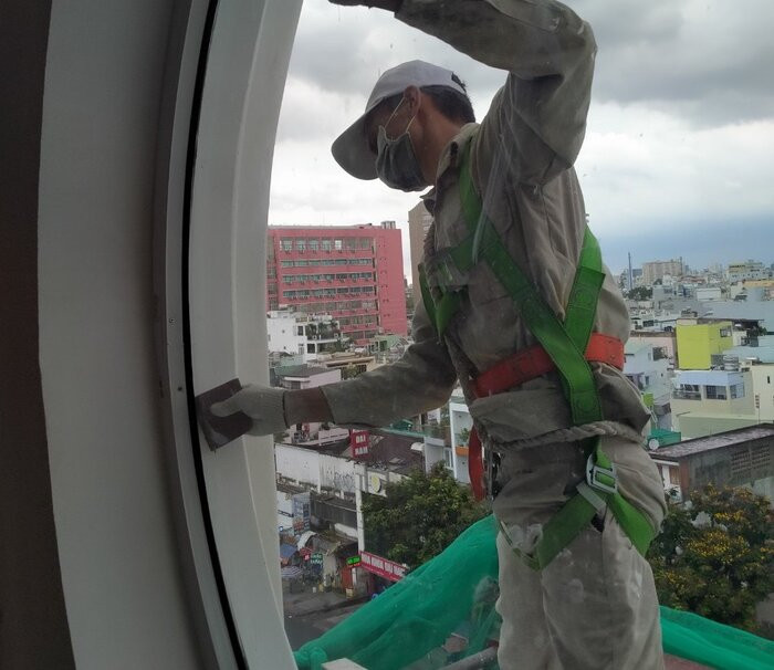 Một người đàn ông bị đạn bắn vào mông trong lúc sơn tháp chuông nhà thờ ở Sài Gòn Ảnh 1