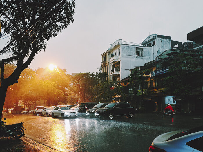 Dự báo thời tiết hôm nay và ngày mai 18-19/5: Hà Nội mưa dông kèm lốc, TPHCM rải rác mưa dông