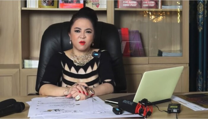 Bà Phương Hằng đeo vàng nặng trĩu để livestream, còn diện áo 'hiểm hóc' suýt lộ cả điểm 'nhạy cảm'