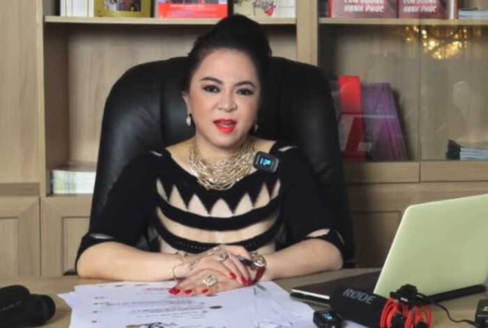 Bà Phương Hằng đeo vàng nặng trĩu để livestream, còn diện áo 'hiểm hóc' suýt lộ cả điểm 'nhạy cảm'