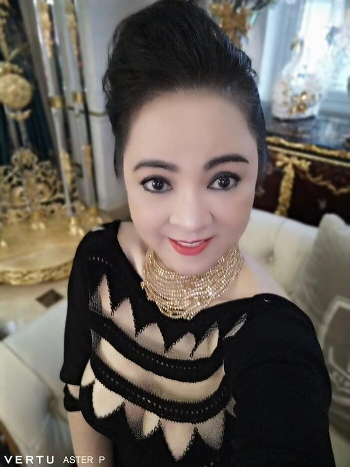 Bà Phương Hằng đeo vàng nặng trĩu để livestream, còn diện áo 'hiểm hóc' suýt lộ cả điểm 'nhạy cảm'