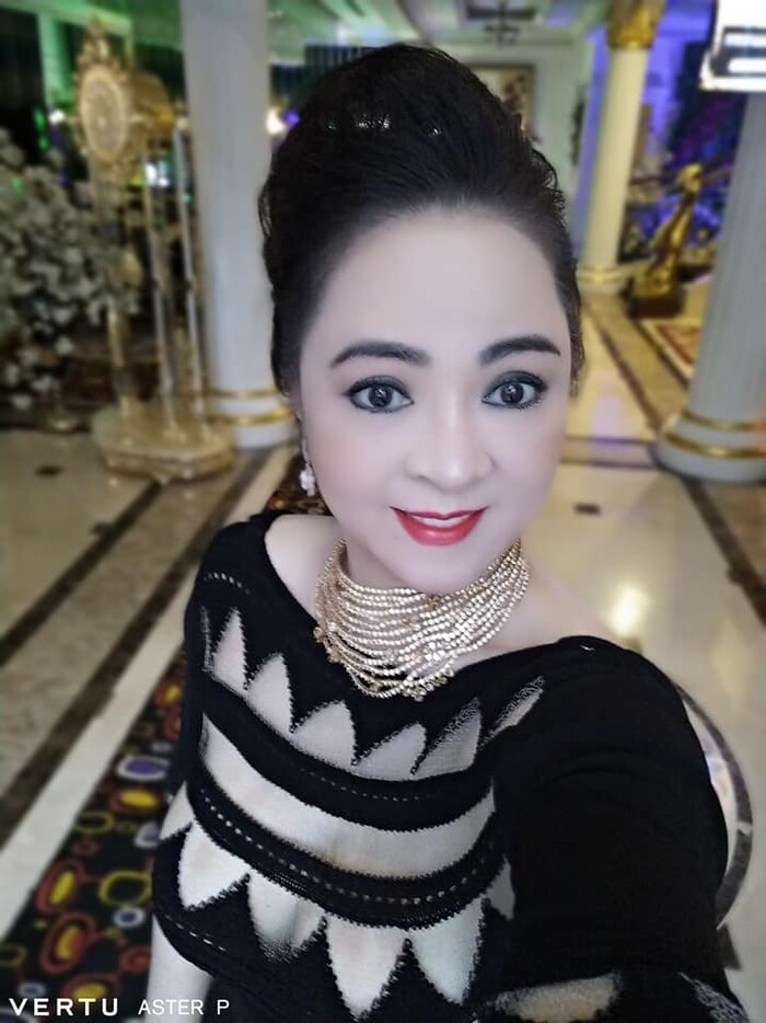 Bà Phương Hằng đeo vàng nặng trĩu để livestream, còn diện áo 'hiểm hóc' suýt lộ cả điểm 'nhạy cảm'
