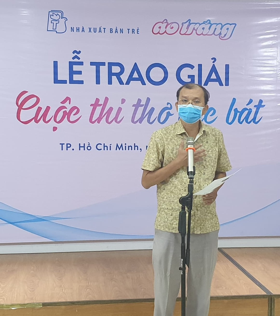 trao-giai-cuoc-thi-tho-5-1621734555.jpg