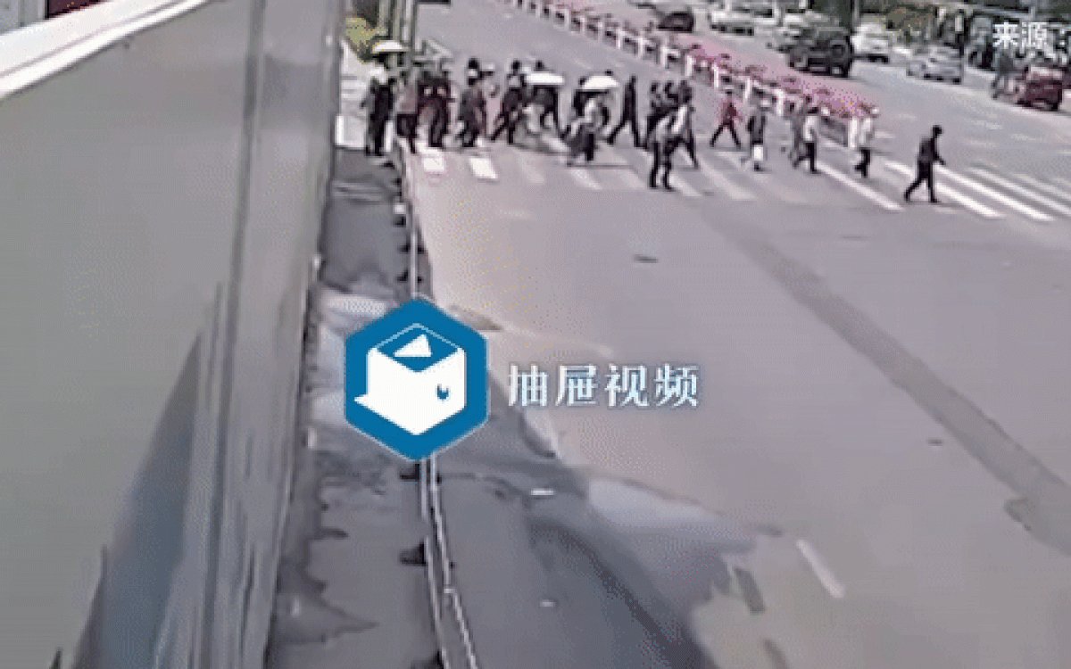 Ô tô lao vào đám đông đang sang đường làm 5 người chết, tài xế nói 'để trả thù xã hội' Ảnh 1