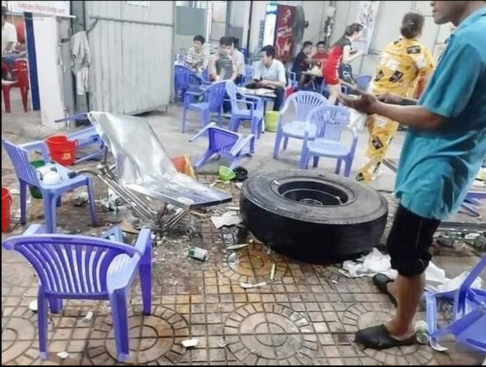 Đang ngồi ăn uống trên vỉa hè, thực khách bỏ chạy tán loạn vì bị lốp ô tô văng trúng