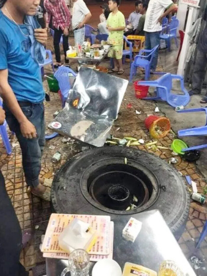 Đang ngồi ăn uống trên vỉa hè, thực khách bỏ chạy tán loạn vì bị lốp ô tô văng trúng
