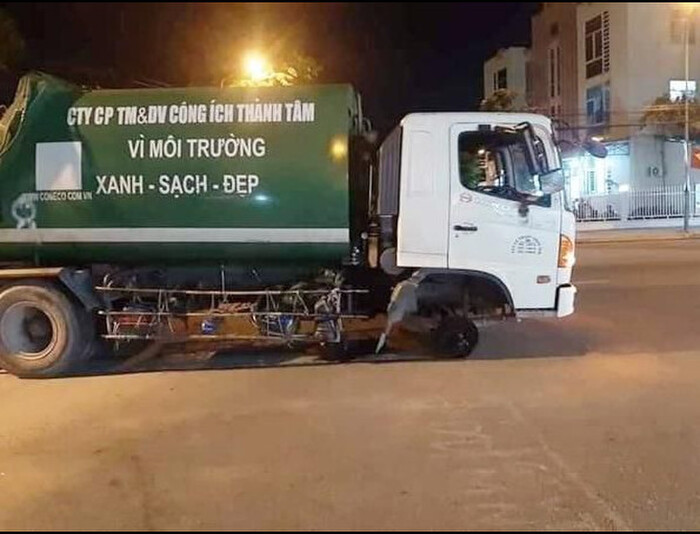 Đang ngồi ăn uống trên vỉa hè, thực khách bỏ chạy tán loạn vì bị lốp ô tô văng trúng