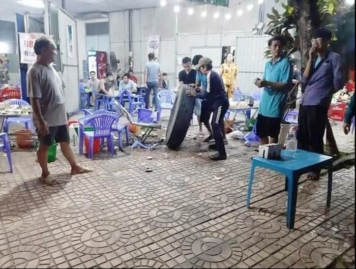 Đang ngồi ăn uống trên vỉa hè, thực khách bỏ chạy tán loạn vì bị lốp ô tô văng trúng