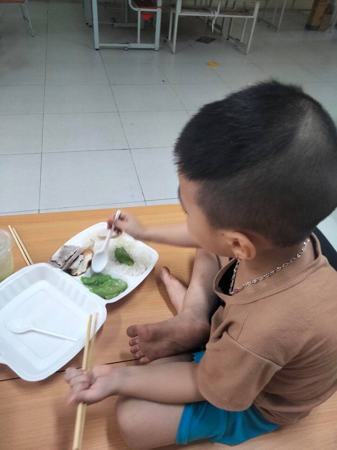Hình ảnh bé trai 6 tuổi một mình nhận kết quả dương tính Covid-19 khiến dân mạng xót xa