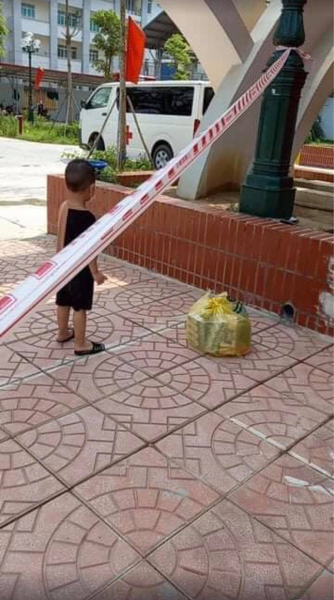 Hình ảnh bé trai 6 tuổi một mình nhận kết quả dương tính Covid-19 khiến dân mạng xót xa