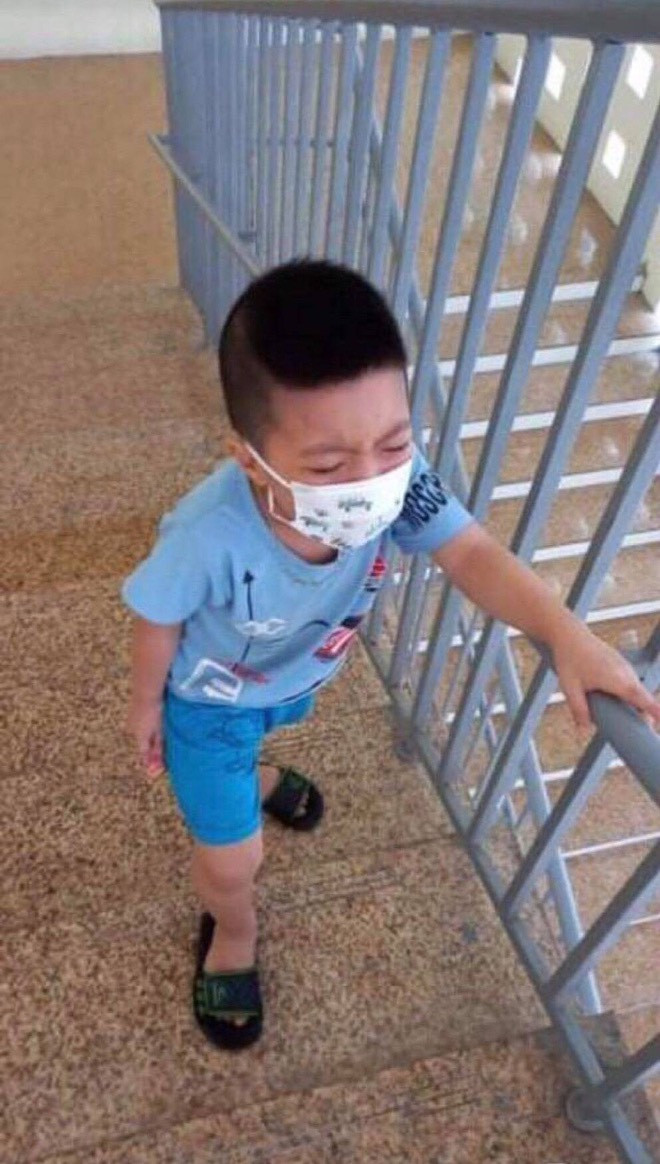 Hình ảnh bé trai 6 tuổi một mình nhận kết quả dương tính Covid-19 khiến dân mạng xót xa