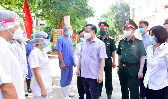 Bí thư Hà Nội: "Có đến nơi mới thấy anh chị em tuyến đầu vất vả như thế nào" - Ảnh 1.