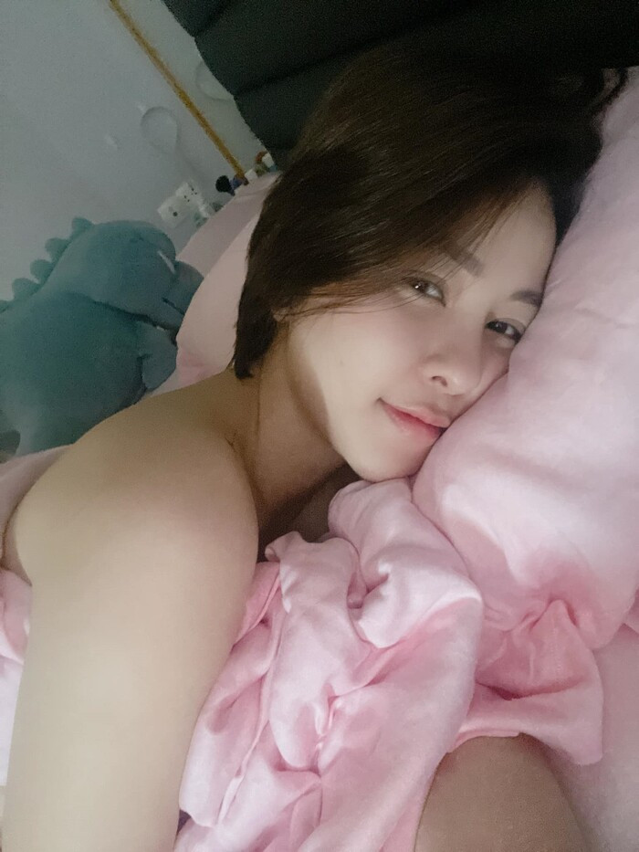 Trâm Anh có người yêu, đăng ảnh giường chiếu: 'Lâu rồi mới có cảm xúc mãnh liệt như vậy' Ảnh 1