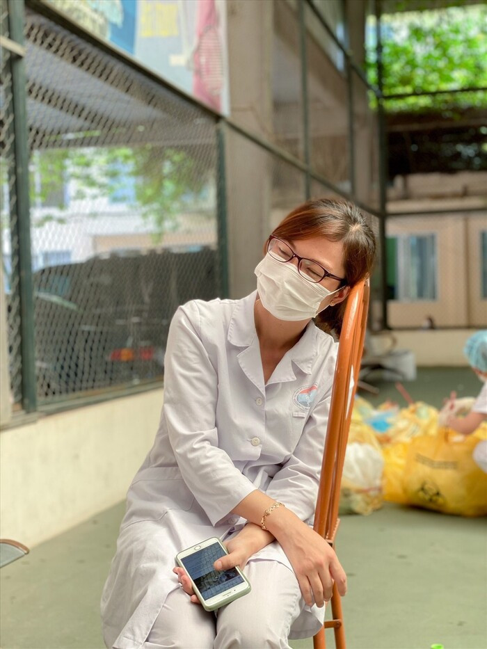 Sinh viên trường Y kiệt sức, ngất xỉu sau nhiều giờ làm việc liên tục tại tâm dịch Bắc Giang Ảnh 2