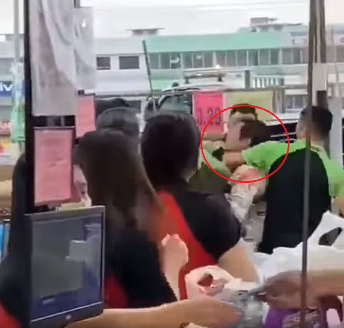 Người đàn ông say xỉn ngoan cố không đeo khẩu trang làm náo loạn siêu thị