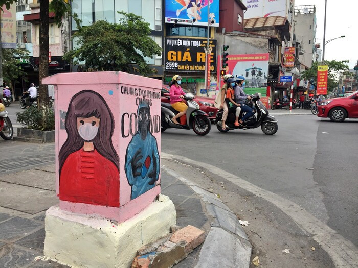 Bốt điện ở Hà Nội khoác lên mình 'áo mới' tôn vinh các 'chiến binh áo trắng' chống dịch Covid-19