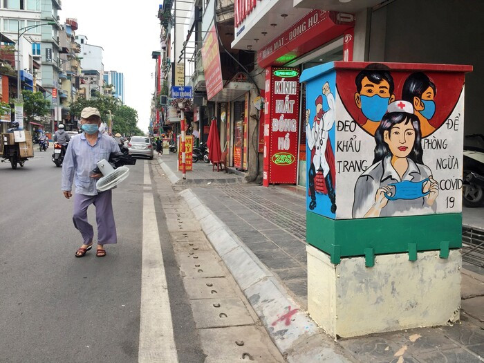 Bốt điện ở Hà Nội khoác lên mình 'áo mới' tôn vinh các 'chiến binh áo trắng' chống dịch Covid-19